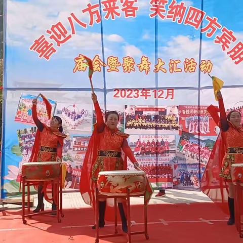 余庆县白泥镇满溪村庙会暨聚舞大汇活动。