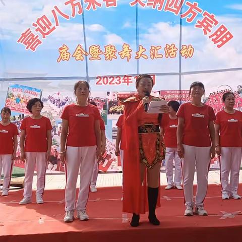 余庆县白泥镇满溪村枫香庙庙会暨聚舞大会上