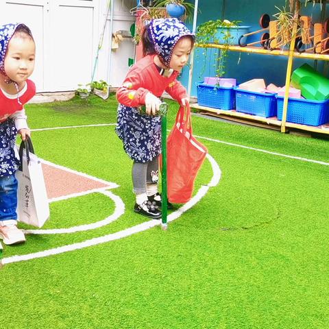 “童心敬老，情暖重阳”。