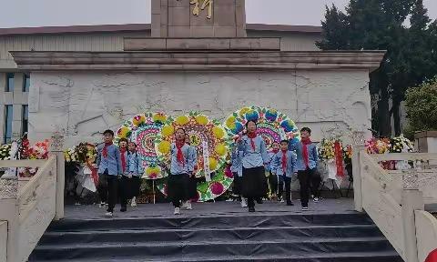 缅怀革命先烈  传承红色基因——西峡县城区莲花小学开展清明祭扫活动