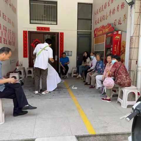 “一推一剪皆是爱，点点滴滴暖人心”——四季园社区开展爱心义剪公益活动