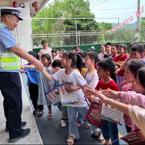 交警宣传到校园，交通安全“筑”童心