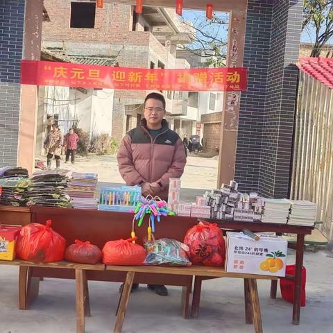 新年的钟声即将敲响，时光的车轮又留下了一道深深印痕，陪着冬日里暖和的阳光，满怀着喜悦的心情，2024年元旦履约而至，新年拉近了成长的距离，回首逝去的一年，我们收获的喜悦，在我们肩上承载着新的希望