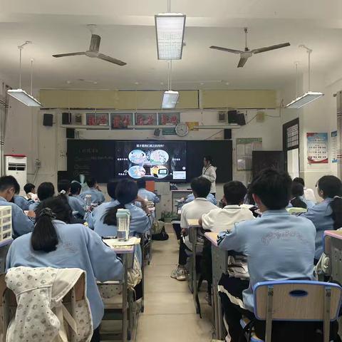 西南大学临高实验中学初中道德与法治学科王莉老师赴临高二中听评实习生苏祥娥老师《珍视自由》展示课