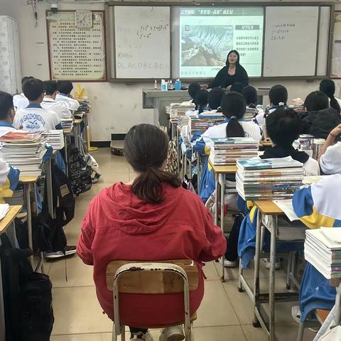 西南大学临高实验中学王莉老师赴临高中学聆听郭慧老师《公有制为主体，多种所有制经济共同发展》一课