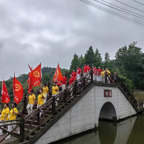 遵义市义工徒步队受邀参加白杨艺术团赴阿立郎庆“七一”文艺汇演活动