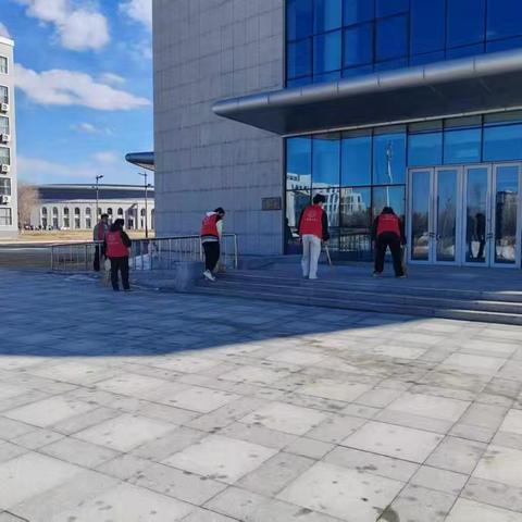 气温回暖清杂物 志愿服务美校园