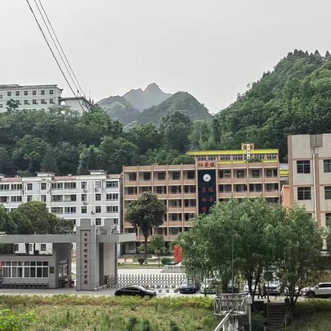 校园文化载体多，书香校园笔徜徉：神河镇中心学校校园文化成果之“书香校园”——《校园文学》新鲜出炉