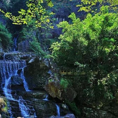 千丝岩位于石雕城之后山，三面峭壁，中有飞流，岩壁成层叠状，线条分明，因飞瀑如丝挂壁，故名“千丝”。