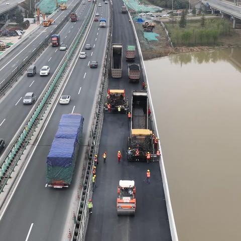 通车倒计时！北辰大道项目灞河大桥北幅拼宽段沥青摊铺全面完成