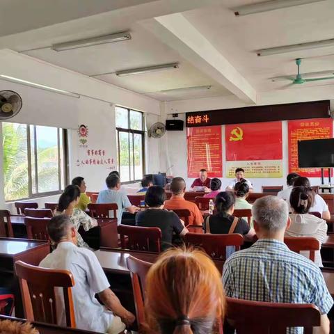屯昌县供销合作联社党组织书记、主任符文雄到美华村宣讲二十大专题党课