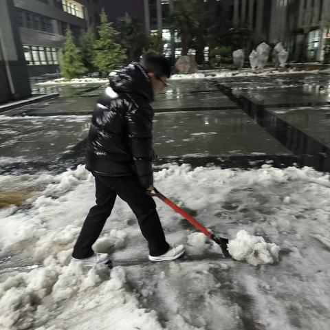 23春电商积极参加到铲雪活动中