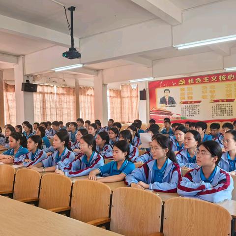 2025年遂溪县城月中学举办《乒乓球运动隐含的哲学思想——物理学在生活中的应用》主题讲座