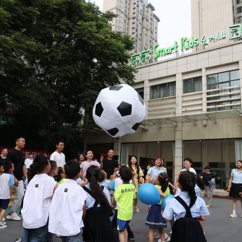 热烈祝贺蔚蔚幼儿园“首届足球文化节活动”暨毕业典礼圆满成功