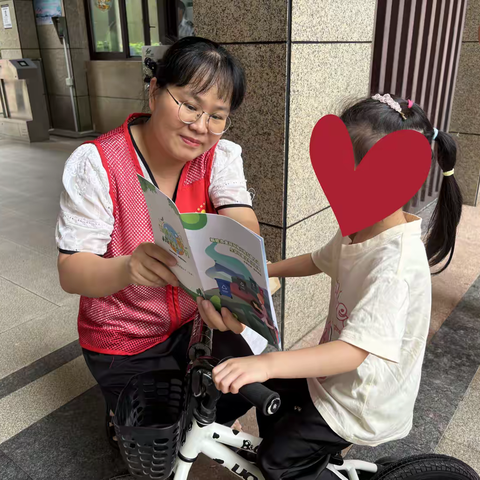 锦山社区志愿者走进融侨观邸，传递垃圾分类“绿色手册”
