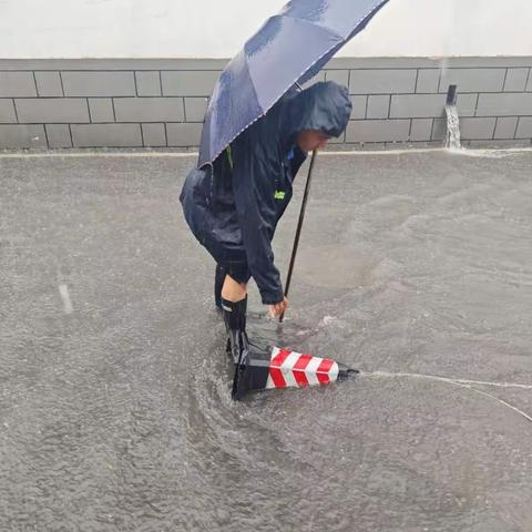 【贡院城管站】暴雨来袭 城管在行动