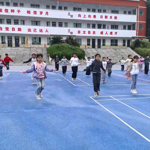 阳光下的跃动与笔尖上的成长——四年级5班校园体育与艺术活动风采