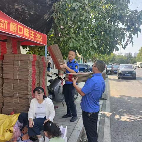 高温下的暖心守护：城管助商获锦旗，温情﻿﻿故事暖人心