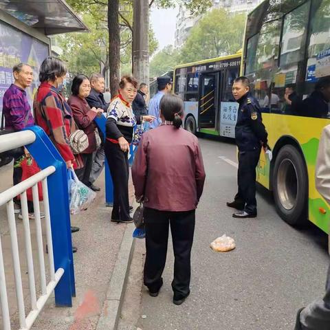 城管暖心帮助摔倒老人