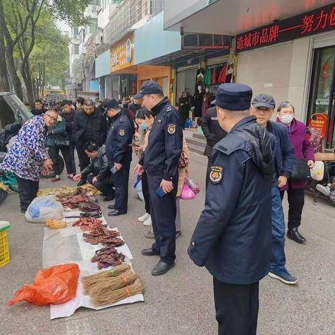 直属三大队对城南市场周边进行整治