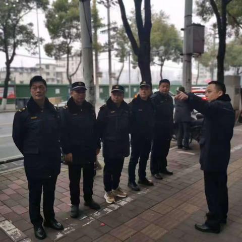 直属三大队对违规搭建的复燃雨篷进行拆除