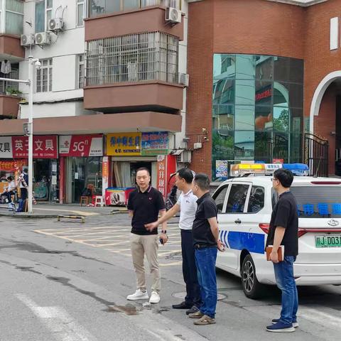 学子乘风破浪 “城管蓝”保驾护航