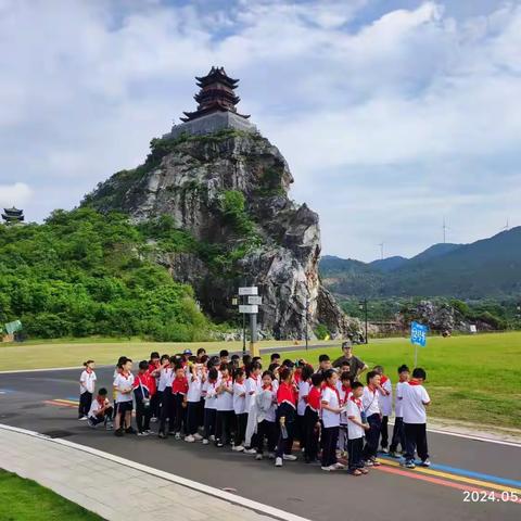 "研”途花开，快乐“童”行——记九龙小学三（5）班研学实践活动