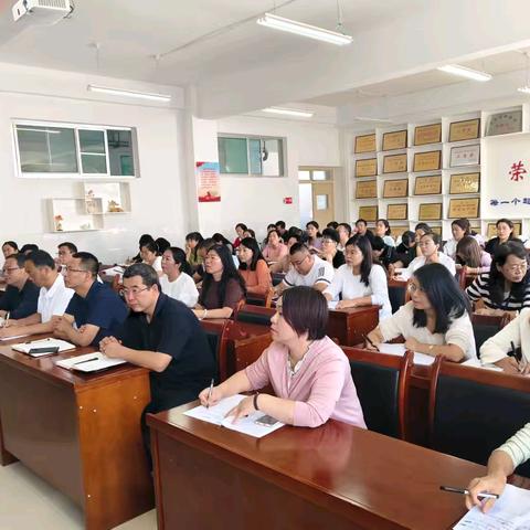 聚焦新教材 引领新教学 ——移民小学外出培训教师返岗二次培训活动