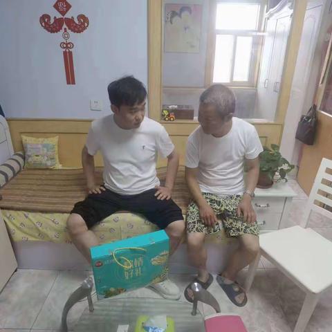 吕祖庙街社区开展端午节走访慰问记账户活动