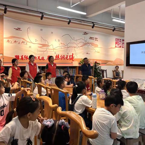 按压之间，见证水的魔法 	——辛家庙街道中海开元壹号社区开展儿童制作手压抽水泵活动