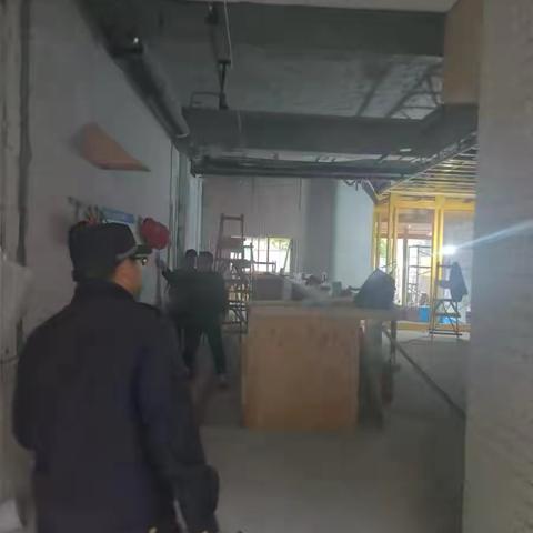 巡查装修施工现场督促佩戴安全帽 筑牢施工安全防线