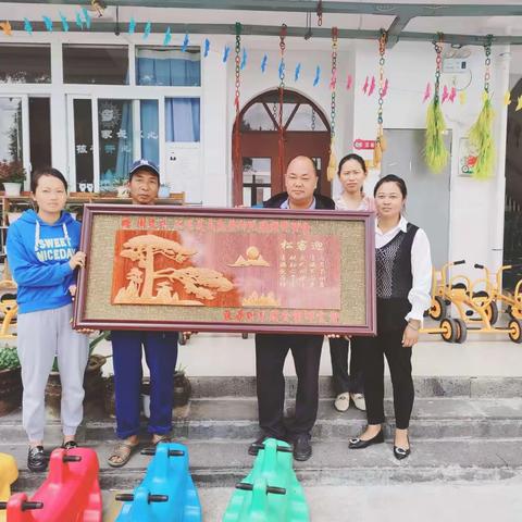 【爱心溢校园 快乐伴成长】—东华社区周恩林 汪生美夫妇爱心捐赠