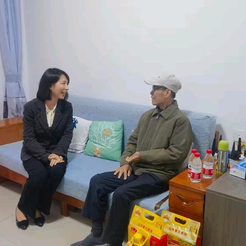 市民政局春节前夕走访慰问老干部