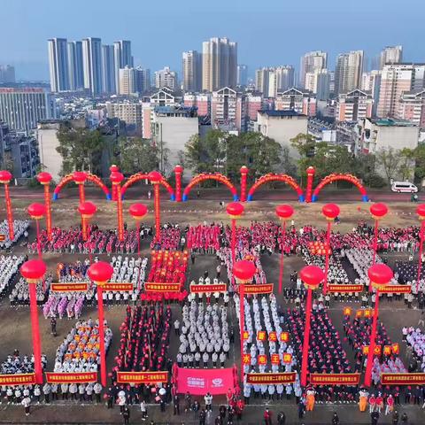 奔向2025--三峡分行参加中国能建葛洲坝集团2025迎元旦长跑活动