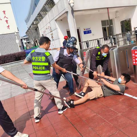 筑牢安全屏障 守护平安校园 ——中方县中兴小学开展“反恐防暴”演练活动
