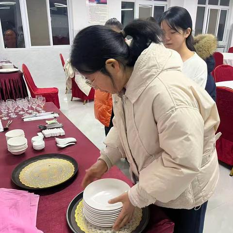 卓越旅游技能社实践活动：中餐摆台与中式铺床技能学习