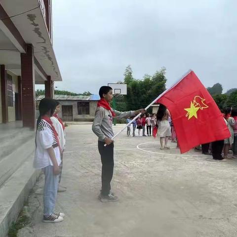 国旗飘飘，伴我成长——高平镇侯田完全小学举行少先队员入队仪式