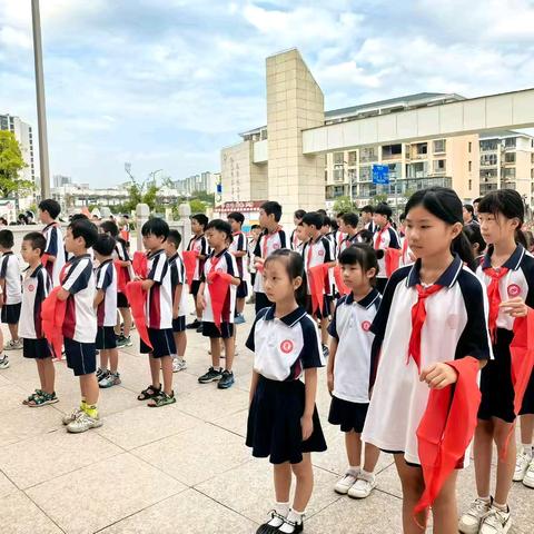 【党建＋大队】红领巾映朝阳！上饶市第二十小学二年级新队员入队仪式圆满举行