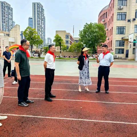 温情进校园，童趣伴成长｜高铁新区领导走访慰问上饶市第二十小学，乐享缤纷游戏节