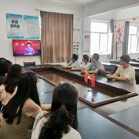 银浪街道银河社区组织学习观看“三老四严”专题党课