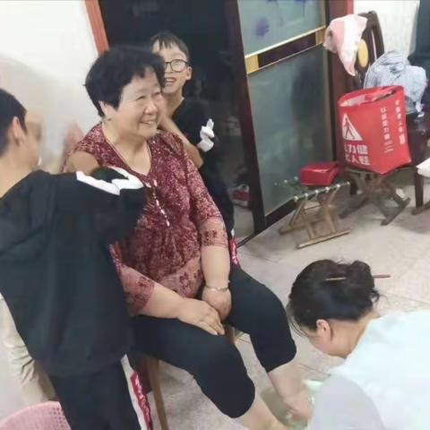 九九重阳节浓浓敬老情——西关小学六七班重阳节主题活动