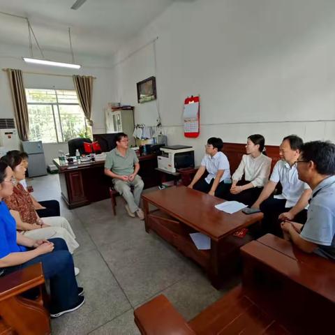 心系教育促发展    节日慰问暖心怀 ——安和镇党委副书记廖文丽到冠英初中慰问教师