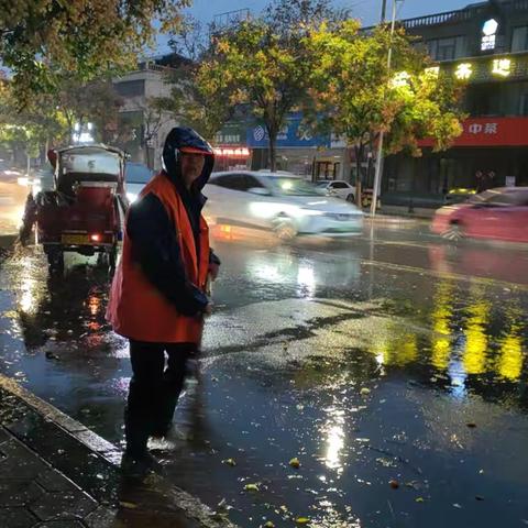 风雨中那抹“橙色”身影是最顽强的坚守