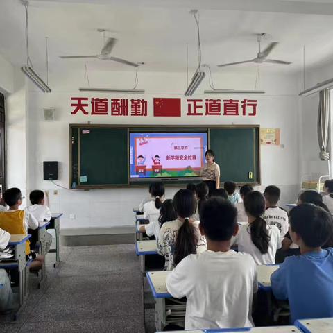 漯河市召陵区老窝镇双杨小学举行消防安全逃生演练