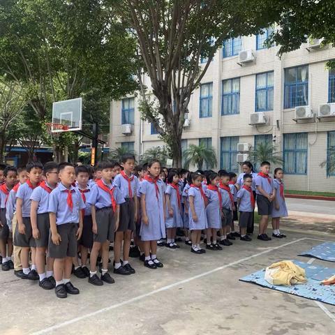 优化生活环境，提高动手能力 ——广州市白云区龙兴小学学校二年级学生叠被子比赛