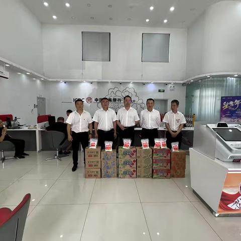夏日送清凉，关怀暖人心——辽阳辽化支行慰问一线员工活动