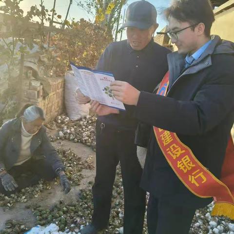 喀什分行巴楚支行开展“不拒收人民币”主题宣传活动