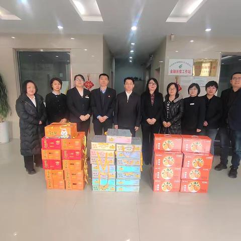 寒冬送温情，慰问暖人心。1月21日，市分行副行长于浩、个金部总经理蔚志锋、信用卡部总经理李二林一行到五台县支行开展节前慰问及调研指导工作。