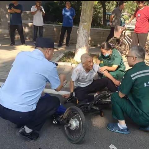 民警救助受伤老人，警心暖民心