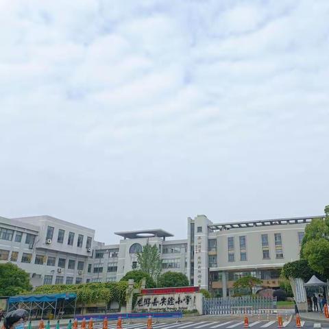 守护平安上学路——爸妈交警保障学校交通安全